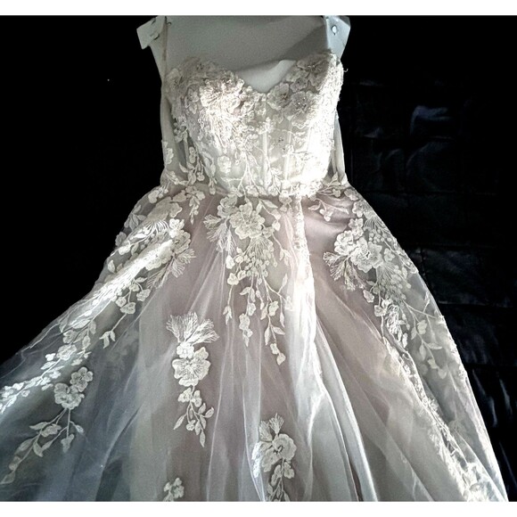 David's Bridal Women's Galina Signature Wedding Dress Size 14 Embroidered - Picture 2 of 16